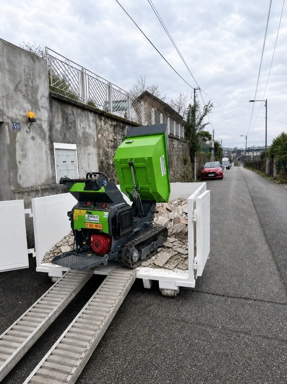 Benne de 3 m³ en train de charger des gravats evacués de chez un particulier