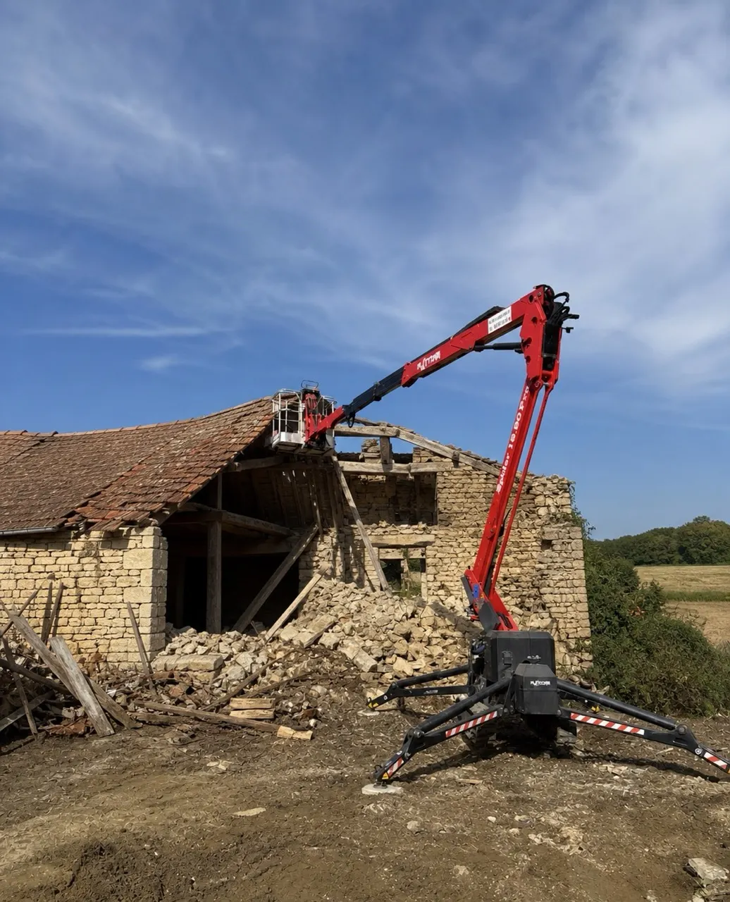 Grange agricole en cours de démolition