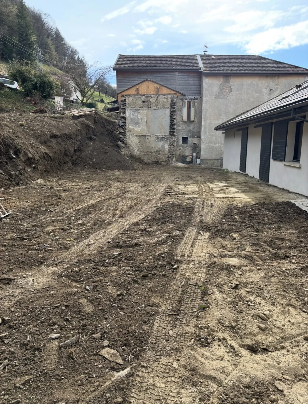 Terrain dégagé et nivelé après démolition et évacuation complète des gravats