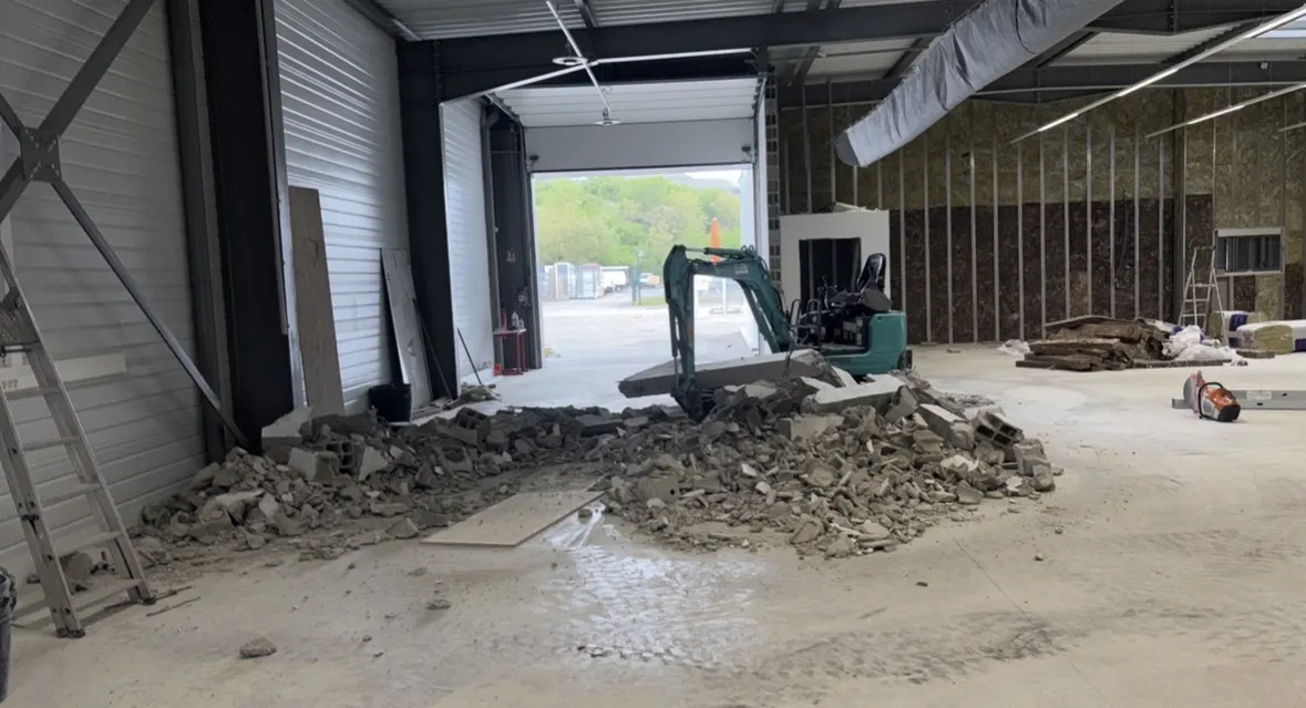 Pièce intérieure avec cloison en cours de démolition