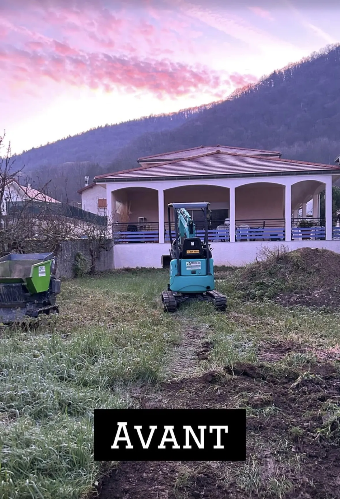 Engin de chantier réalisant un terrassement